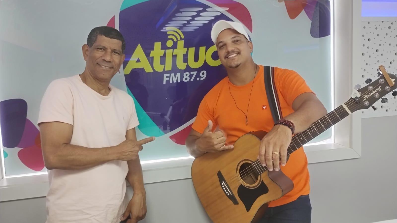 Artistas que cantam no verão Pontal passam pelo Linhares Show da Atitude FM.